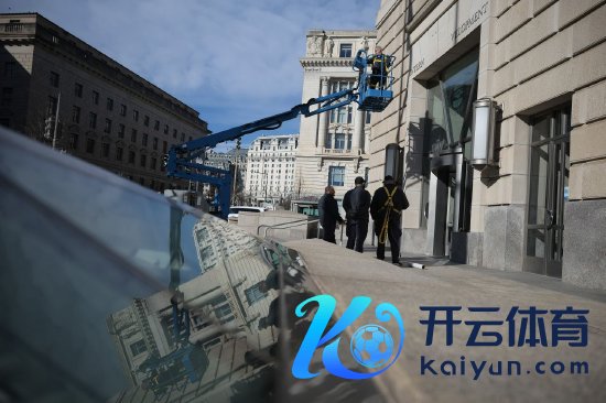 2 月 7 日，别称工东谈主在华盛顿特区的好意思国国际建立署（USAID）总部捣毁该机构的记号。